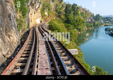 Die Todesbahnbrücke, die gefährlich unter Verwendung der Zwangsarbeit von Kriegsgefangenen unter der japanischen Besatzungsarmee während des Zweiten Weltkriegs gebaut wurde Stockfoto