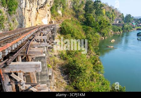Die Todesbahnbrücke, die gefährlich unter Verwendung der Zwangsarbeit von Kriegsgefangenen unter der japanischen Besatzungsarmee während des Zweiten Weltkriegs gebaut wurde Stockfoto