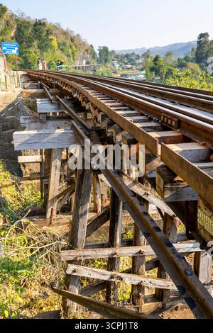 Die Todesbahnbrücke, die gefährlich unter Verwendung der Zwangsarbeit von Kriegsgefangenen unter der japanischen Besatzungsarmee während des Zweiten Weltkriegs gebaut wurde Stockfoto