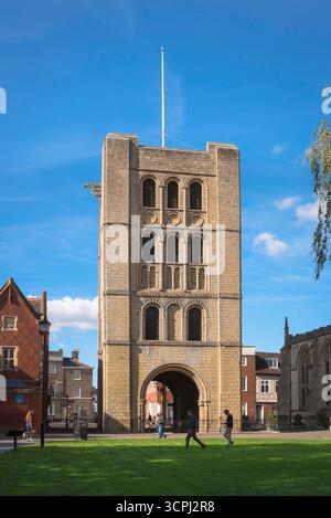 Normannische Architektur UK, Blick auf den normannischen Glockenturm aus dem 12. Jahrhundert und das Torhaus in Bury St. Edmunds, Suffolk, England. Stockfoto