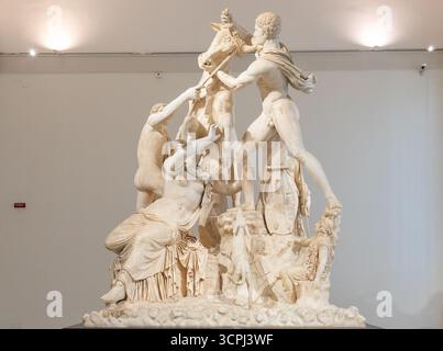 NEAPEL, ITALIEN – 26. JUNI 2025: Marmorstatuengruppe Farnese Bull, ausgestellt im Nationalen Archäologischen Museum von Neapel, zeigt mythologische Szenen W Stockfoto