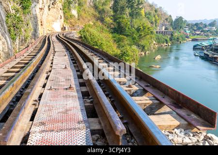Die Todesbahnbrücke, die gefährlich unter Verwendung der Zwangsarbeit von Kriegsgefangenen unter der japanischen Besatzungsarmee während des Zweiten Weltkriegs gebaut wurde Stockfoto