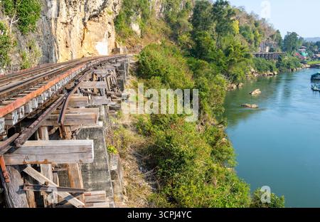 Die Todesbahnbrücke, die gefährlich unter Verwendung der Zwangsarbeit von Kriegsgefangenen unter der japanischen Besatzungsarmee während des Zweiten Weltkriegs gebaut wurde Stockfoto