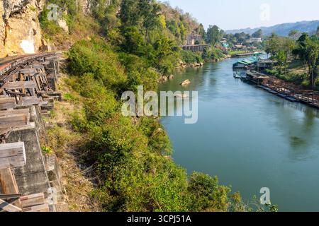Die Todesbahnbrücke, die gefährlich unter Verwendung der Zwangsarbeit von Kriegsgefangenen unter der japanischen Besatzungsarmee während des Zweiten Weltkriegs gebaut wurde Stockfoto