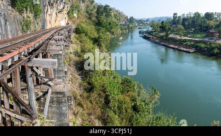 Die Todesbahnbrücke, die gefährlich unter Verwendung der Zwangsarbeit von Kriegsgefangenen unter der japanischen Besatzungsarmee während des Zweiten Weltkriegs gebaut wurde Stockfoto