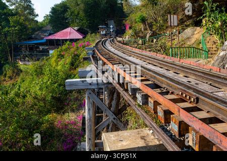 Die Todesbahnbrücke, die gefährlich unter Verwendung der Zwangsarbeit von Kriegsgefangenen unter der japanischen Besatzungsarmee während des Zweiten Weltkriegs gebaut wurde Stockfoto