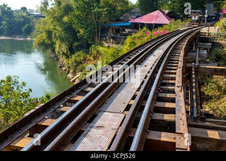 Die Todesbahnbrücke, die gefährlich unter Verwendung der Zwangsarbeit von Kriegsgefangenen unter der japanischen Besatzungsarmee während des Zweiten Weltkriegs gebaut wurde Stockfoto