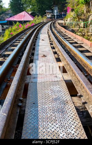 Die Todesbahnbrücke, die gefährlich unter Verwendung der Zwangsarbeit von Kriegsgefangenen unter der japanischen Besatzungsarmee während des Zweiten Weltkriegs gebaut wurde Stockfoto