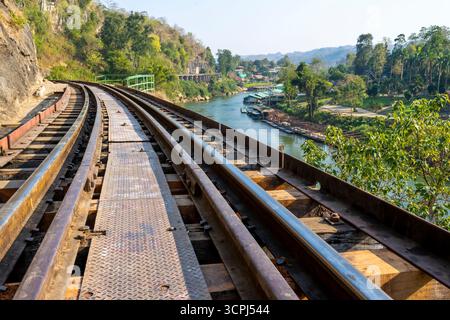 Die Todesbahnbrücke, die gefährlich unter Verwendung der Zwangsarbeit von Kriegsgefangenen unter der japanischen Besatzungsarmee während des Zweiten Weltkriegs gebaut wurde Stockfoto