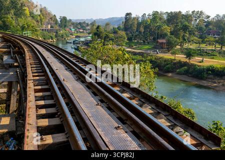 Die Todesbahnbrücke, die gefährlich unter Verwendung der Zwangsarbeit von Kriegsgefangenen unter der japanischen Besatzungsarmee während des Zweiten Weltkriegs gebaut wurde Stockfoto