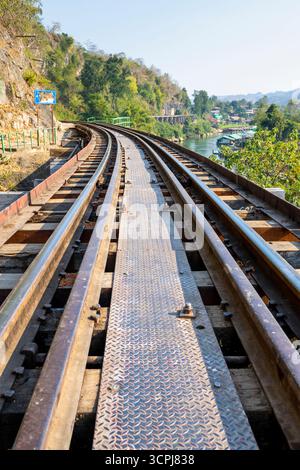 Die Todesbahnbrücke, die gefährlich unter Verwendung der Zwangsarbeit von Kriegsgefangenen unter der japanischen Besatzungsarmee während des Zweiten Weltkriegs gebaut wurde Stockfoto