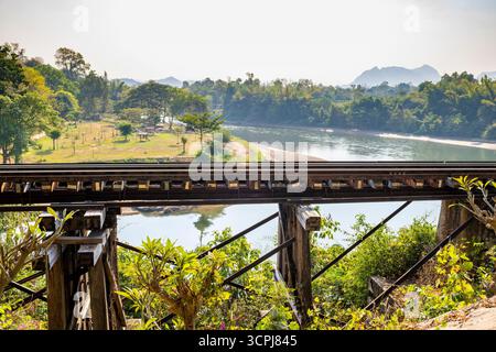 Die Todesbahnbrücke, die gefährlich unter Verwendung der Zwangsarbeit von Kriegsgefangenen unter der japanischen Besatzungsarmee während des Zweiten Weltkriegs gebaut wurde Stockfoto