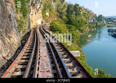 Die Todesbahnbrücke, die gefährlich unter Verwendung der Zwangsarbeit von Kriegsgefangenen unter der japanischen Besatzungsarmee während des Zweiten Weltkriegs gebaut wurde Stockfoto