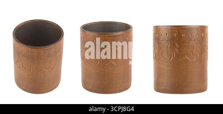 Sammlung von Tongläsern aus verschiedenen Winkeln isoliert auf weißem Hintergrund. Stockfoto