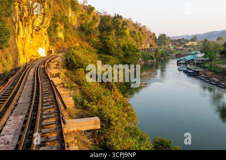 Die Todesbahnbrücke, die gefährlich unter Verwendung der Zwangsarbeit von Kriegsgefangenen unter der japanischen Besatzungsarmee während des Zweiten Weltkriegs gebaut wurde Stockfoto