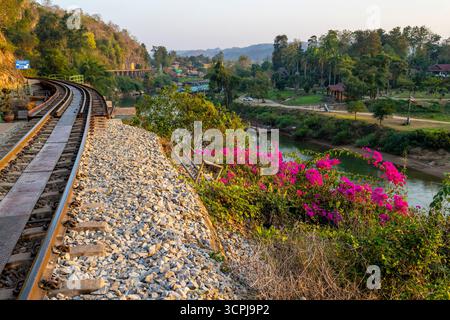 Die Todesbahnbrücke, die gefährlich unter Verwendung der Zwangsarbeit von Kriegsgefangenen unter der japanischen Besatzungsarmee während des Zweiten Weltkriegs gebaut wurde Stockfoto