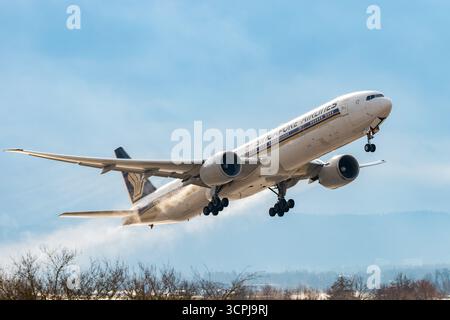 Zürich, Schweiz, 23. Januar 2025 9V-SWT Singapore Airlines Boeing 777-312ER startet von Start- und Landebahn 32 Stockfoto