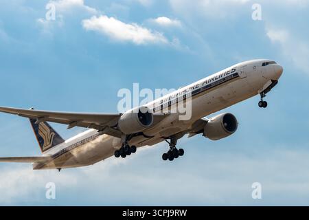 Zürich, Schweiz, 23. Januar 2025 9V-SWT Singapore Airlines Boeing 777-312ER startet von Start- und Landebahn 32 Stockfoto