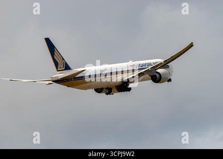 Zürich, Schweiz, 23. Januar 2025 9V-SWT Singapore Airlines Boeing 777-312ER startet von Start- und Landebahn 32 Stockfoto