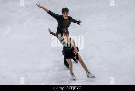 Oberstdorf, Deutschland. September 2025. Eiskunstlauf: Challenger Series – Nebelhorn Trophy, Lilia Schubert und Nikita Remeshevskiy aus Deutschland im rhythmischen Eistanz. Quelle: Peter Kneffel/dpa/Alamy Live News Stockfoto
