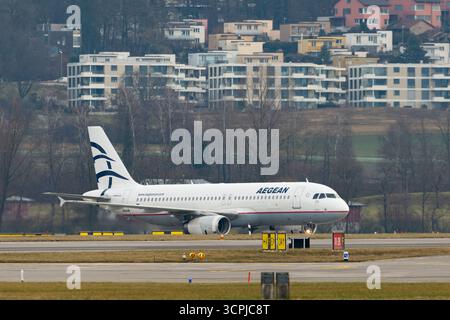 Zürich, Schweiz, 24. Januar 2025 SX-DVG Aegeran Airbus A320-232 ist im Rollen Stockfoto