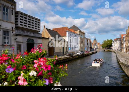 Brügge, Belgien – 14. September 2024 Blumen auf der Sint-Annarei-Brücke Brügge Belgien. Eine Kanalfahrt auf dem Sint Annarei Reie-Kanal Stockfoto