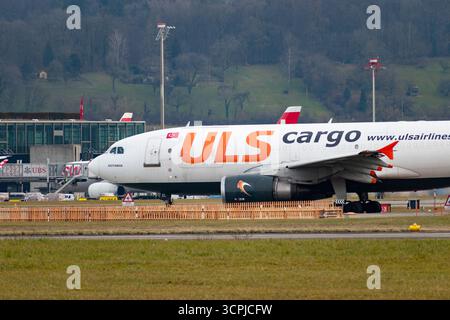 Zürich, Schweiz, 24. Januar 2025 TC-VEL ULS Cargo Airlines Airbus A310-308F fährt im Roller Stockfoto