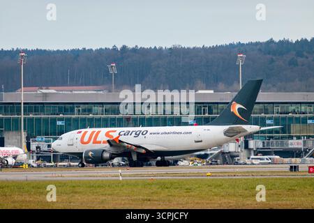 Zürich, Schweiz, 24. Januar 2025 TC-VEL ULS Cargo Airlines Airbus A310-308F fährt im Roller Stockfoto