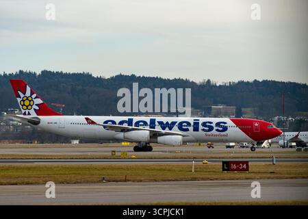 Zürich, Schweiz, 24. Januar 2025 HB-JME Edelweiss Airbus A340-313 ist im Rollen Stockfoto