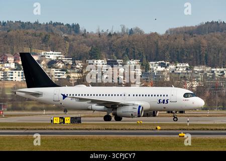 Zürich, Schweiz, 24. Januar 2025 OY-KBP SAS Scandinavian Airlines Airbus A319-132 ist im Roller Stockfoto