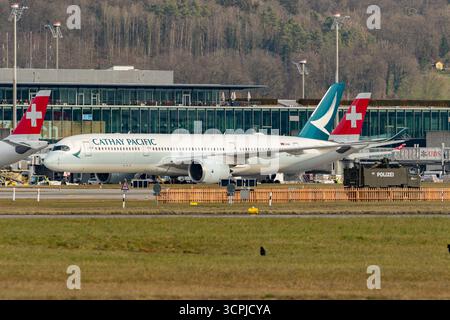 Zürich, Schweiz, 24. Januar 2025 B-LRK Cathay Pacific Airbus A350-941 ist im Roller Stockfoto