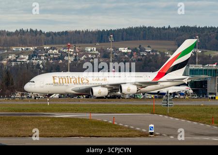 Zürich, Schweiz, 24. Januar 2025 A6-EEB Emirates der Airbus A380-861 fährt im Rollen Stockfoto