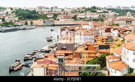 Porto, Portugal - 10. Juli 2025: Die malerische Landschaft am Ufer des Flusses Douro in Portugal Stockfoto