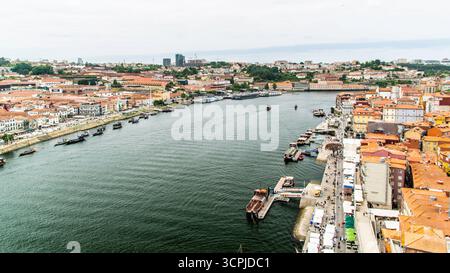 Porto, Portugal - 10. Juli 2025: Die malerische Landschaft am Ufer des Flusses Douro in Portugal Stockfoto