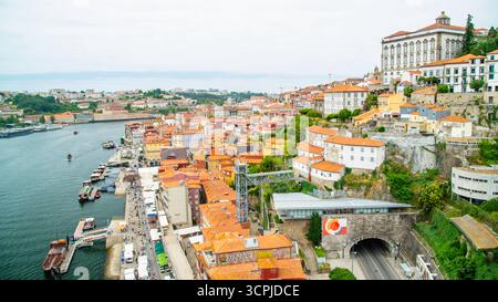 Porto, Portugal - 10. Juli 2025: Die malerische Landschaft am Ufer des Flusses Douro in Portugal Stockfoto