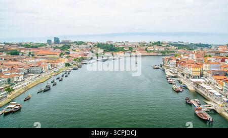 Porto, Portugal - 10. Juli 2025: Die malerische Landschaft am Ufer des Flusses Douro in Portugal Stockfoto
