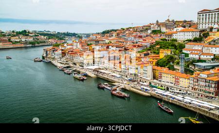 Porto, Portugal - 10. Juli 2025: Die malerische Landschaft am Ufer des Flusses Douro in Portugal Stockfoto