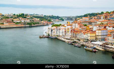 Porto, Portugal - 10. Juli 2025: Die malerische Landschaft am Ufer des Flusses Douro in Portugal Stockfoto