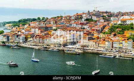 Porto, Portugal - 10. Juli 2025: Die malerische Landschaft am Ufer des Flusses Douro in Portugal Stockfoto