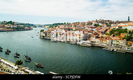 Porto, Portugal - 10. Juli 2025: Die malerische Landschaft am Ufer des Flusses Douro in Portugal Stockfoto