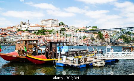 Porto, Portugal - 10. Juli 2025: Die malerische Landschaft am Ufer des Flusses Douro in Portugal Stockfoto