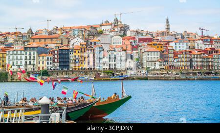 Porto, Portugal - 10. Juli 2025: Die malerische Landschaft am Ufer des Flusses Douro in Portugal Stockfoto