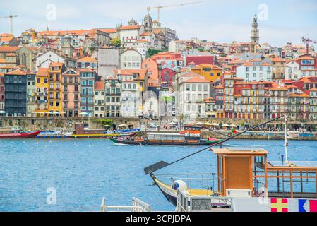 Porto, Portugal - 10. Juli 2025: Die malerische Landschaft am Ufer des Flusses Douro in Portugal Stockfoto