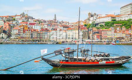 Porto, Portugal - 10. Juli 2025: Die malerische Landschaft am Ufer des Flusses Douro in Portugal Stockfoto