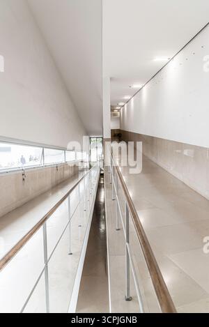 Porto, Portugal - 10. Juli 2025: Innenräume des Campus-Gebäudes der Architekturuniversität Porto Stockfoto