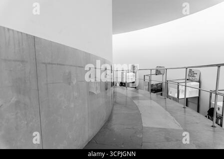 Porto, Portugal - 10. Juli 2025: Innenräume des Campus-Gebäudes der Architekturuniversität Porto Stockfoto