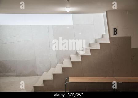 Porto, Portugal - 10. Juli 2025: Innenräume des Campus-Gebäudes der Architekturuniversität Porto Stockfoto