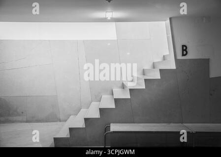 Porto, Portugal - 10. Juli 2025: Innenräume des Campus-Gebäudes der Architekturuniversität Porto Stockfoto