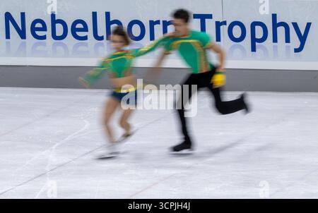 Oberstdorf, Deutschland. September 2025. Eiskunstlauf: Challenger Series – Nebelhorn Trophy, Marie Dupayage und Thomas Nabais aus Frankreich im rhythmischen Eistanz. Quelle: Peter Kneffel/dpa/Alamy Live News Stockfoto