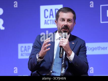 Der ehemalige US-Verkehrsminister Pete Buttigieg spricht während des Global Progress Action Summit in der Methodist Central Hall in Westminster, London. Bilddatum: Freitag, 26. September 2025. Stockfoto